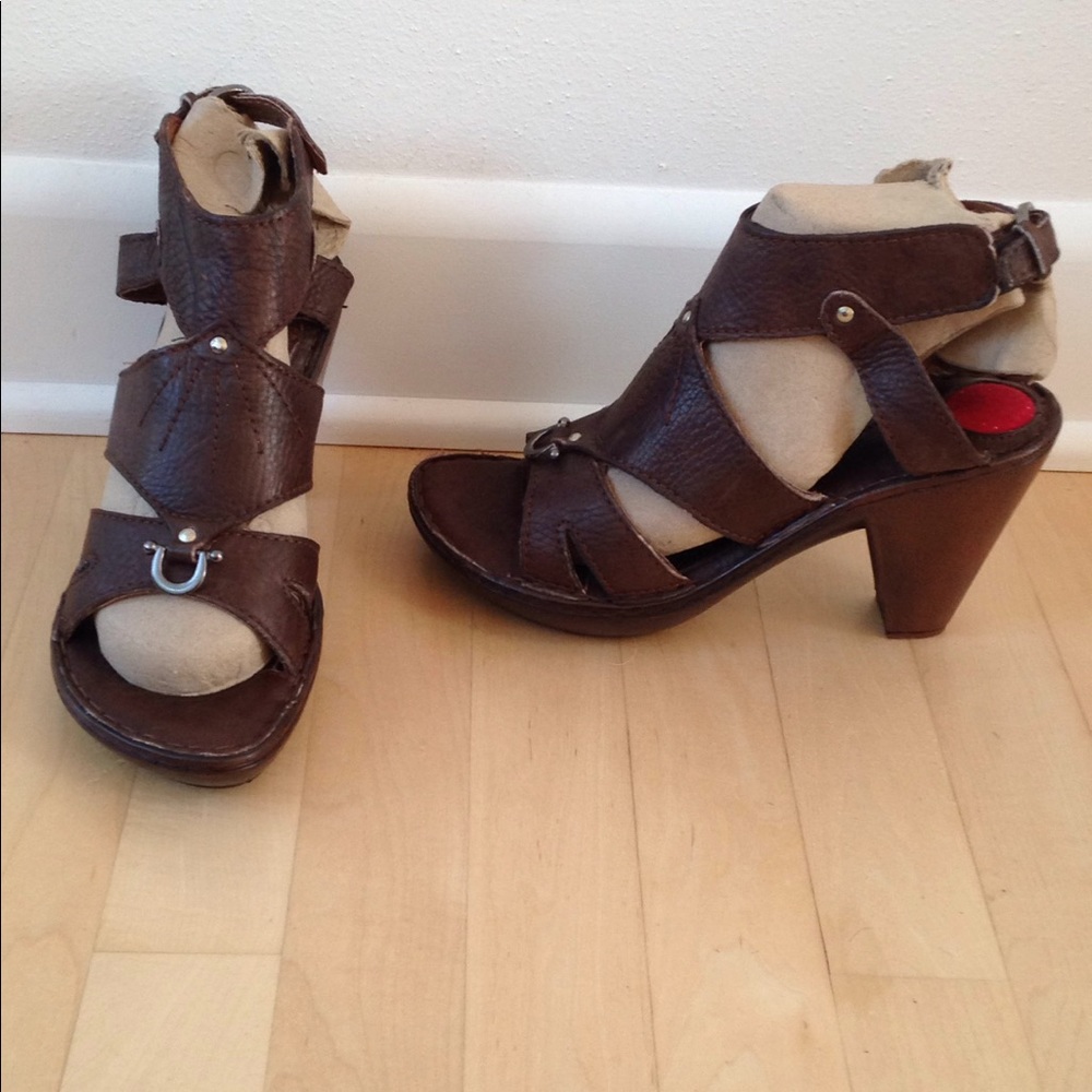 LASSEN STRAPPY SANDALS